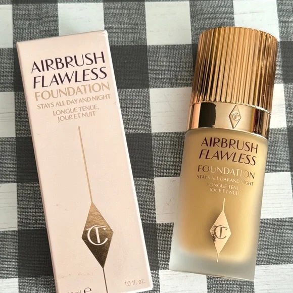 Charlotte Tilbury 9 Warm Airbrush Flawless Foundation - Picture 3 of 5